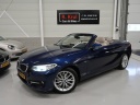 bmw-2-serie-cabrio-220i-sport-automaat-aircoecc-trekhaak-afneembaar-navigatie-sportstoelen-leer-beige-diepzeeblauw-sportvelgen-17-in-nieuwstaat